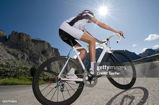 racing driver in den fotografierten gegen leichte - rennrad stock-fotos und bilder