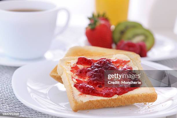 strawberry jam und brot - marmalade sandwich stock-fotos und bilder