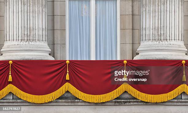 balcone di buckingham palace - famiglia reale foto e immagini stock