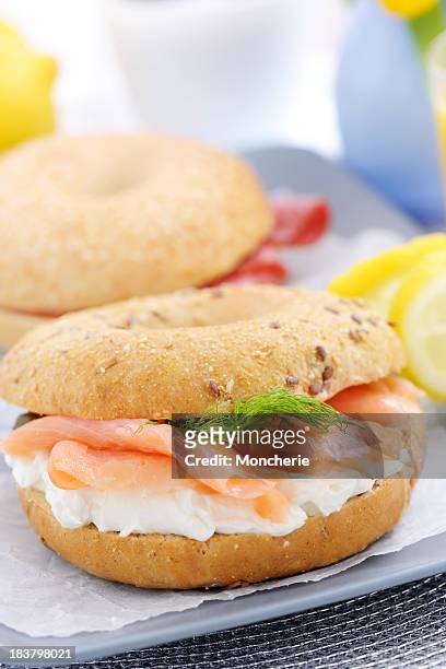 salmão defumado com queijo cremoso em um pão bagel - gravlax - fotografias e filmes do acervo