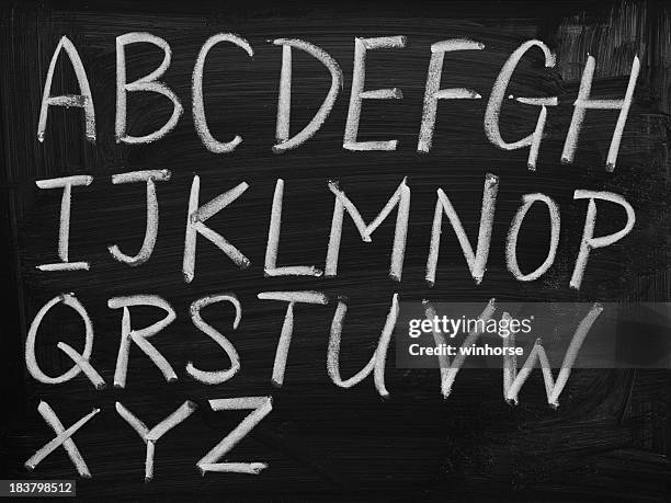 alfabeto inglés en pizarra - escritura a mano texto fotografías e imágenes de stock