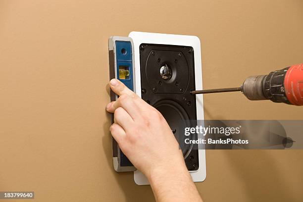 arbeiter installieren eine wohnliche mauer lautsprecher - surround sound stock-fotos und bilder