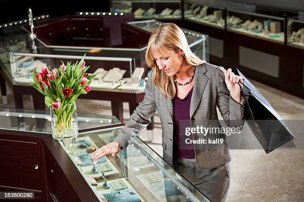 frau shopping im juweliergeschäft - jewelry store stock-fotos und bilder