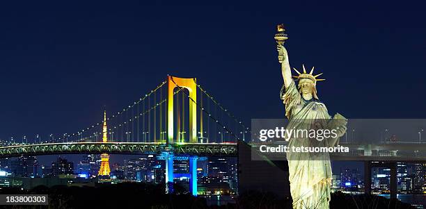 new york night time skyline featuring the brooklyn bridge - replica statue of liberty odaiba stock pictures, royalty-free photos & images