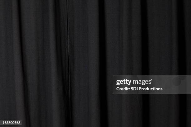 noir sombre rideaux plié dans une configuration théâtre - rideau de scène photos et images de collection