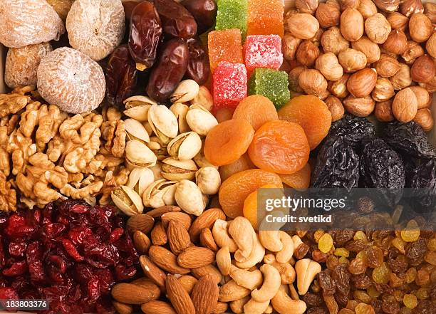 mixed nuts and dried fruits. - gedroogd fruit stockfoto's en -beelden
