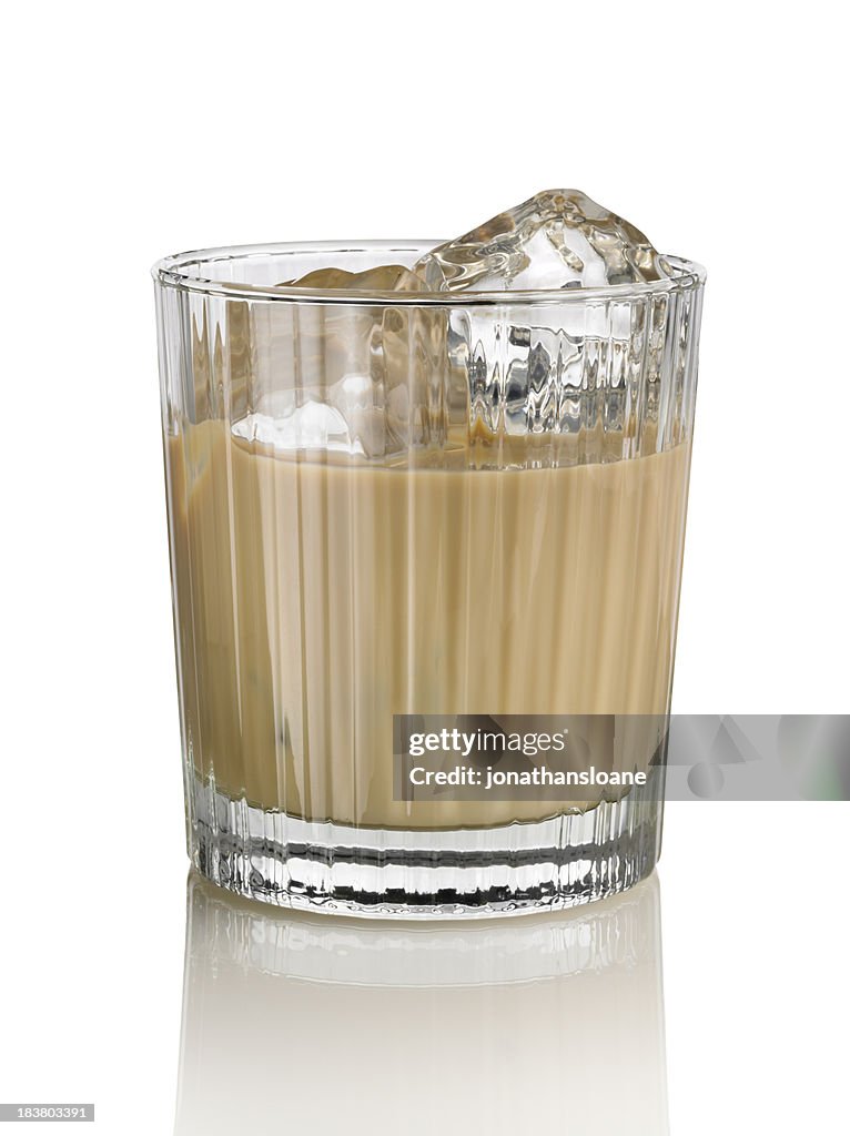 Licor de creme irlandês no copo de Cristal