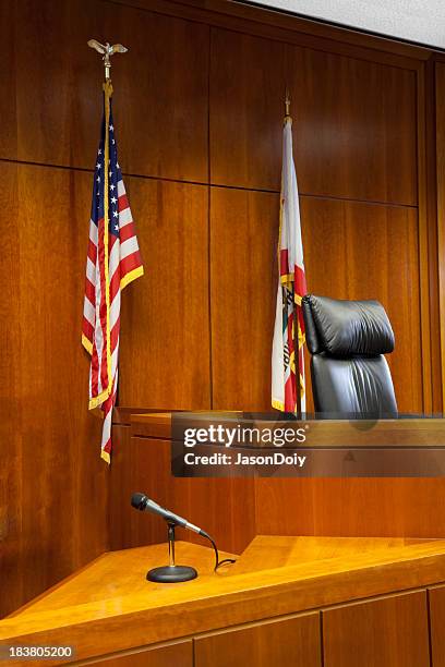 sala de tribunal testemunha suporte e banco - sala de tribunal imagens e fotografias de stock