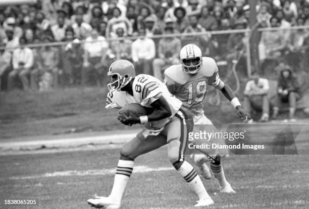 Ozzie Newsome of the Cleveland Browns catches a pass during a game against the Houston Oilers at Cleveland Municipal Stadium on October 1, 1978 in...