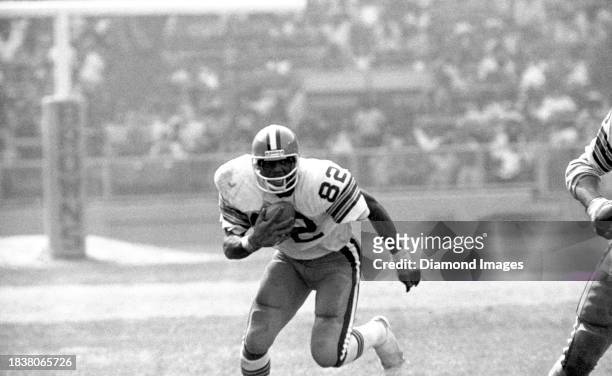 Ozzie Newsome of the Cleveland Browns carries the ball during a game against the Cincinnati Bengals at Cleveland Municipal Stadium on September 10,...