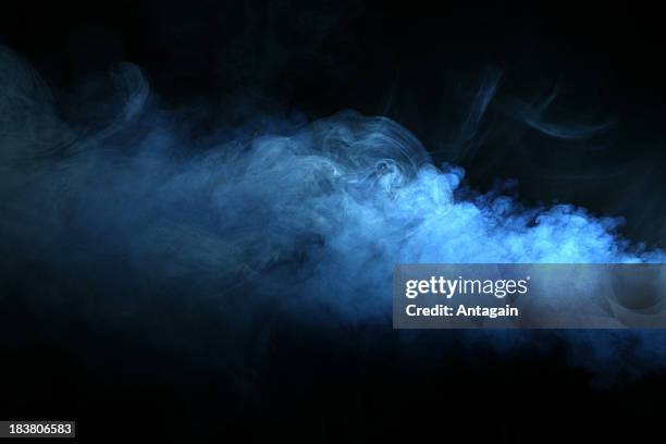 de humo - dark blue fotografías e imágenes de stock