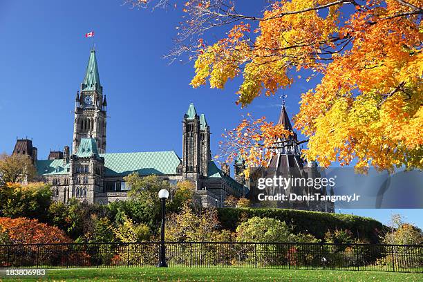parliament hill im herbst - parliament hill ottawa stock-fotos und bilder