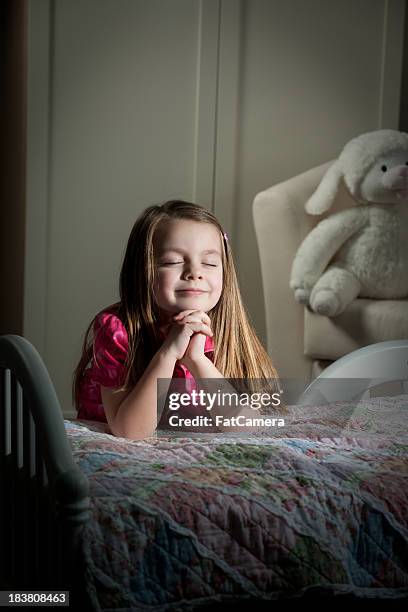 bedtime oración - niños orando fotografías e imágenes de stock