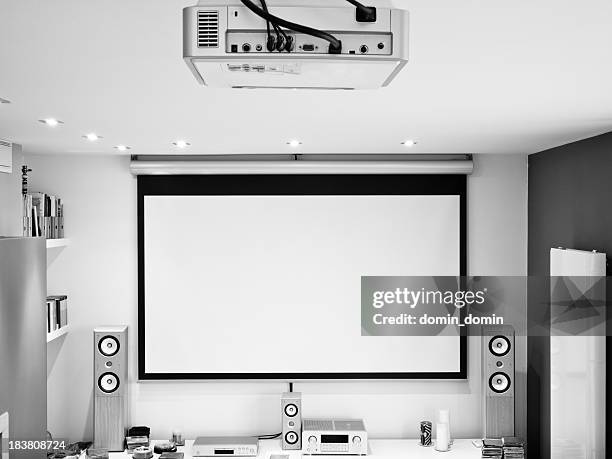 home theater system, hd projector, large screen, hifi sound system - living projector stockfoto's en -beelden