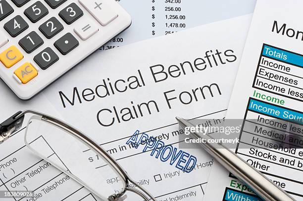 genehmigt medizinische vorteile antragsformular - erstattung stock-fotos und bilder
