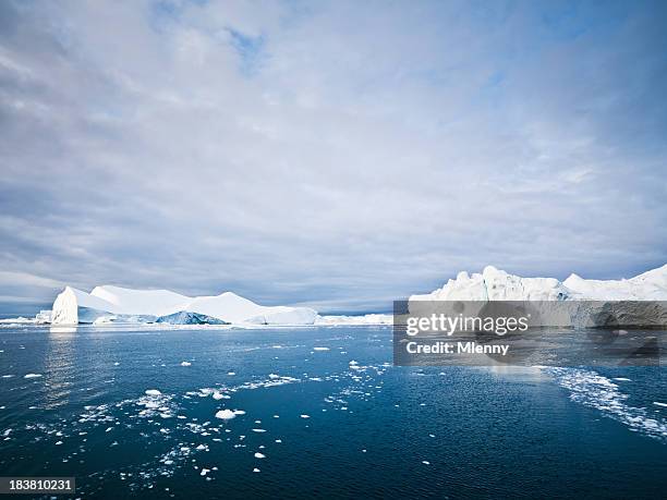 arctic eisberge und eisschollen, ilulissat-fjord north pole meerlandschaft - packeis stock-fotos und bilder