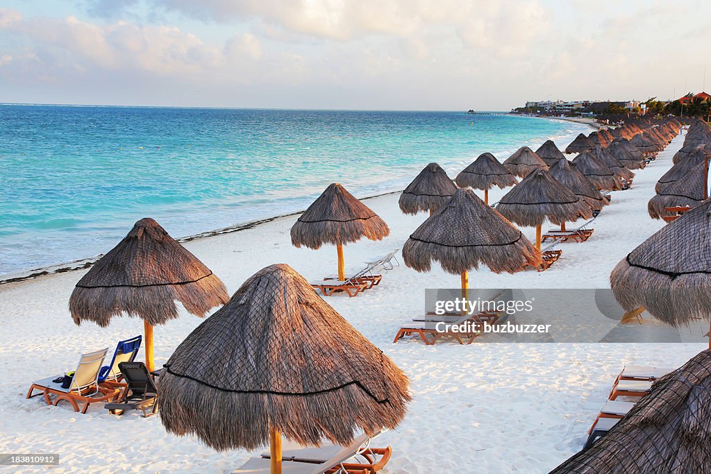 Großen tropischen Strand-Palapas