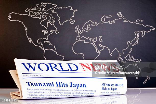 world news zeitung vor der hand drawn karte - schlechte nachricht stock-fotos und bilder