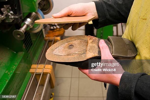 hole in den schuh - schuhsohle stock-fotos und bilder