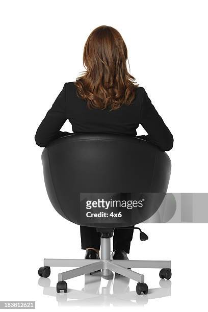 vue arrière d'une femme d'affaires assis sur une chaise - chaise de dos photos et images de collection