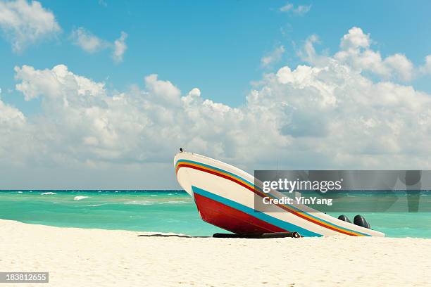 plage et bateau de pêche sur la mer des caraïbes, à playa del carmen - playa del carmen photos et images de collection