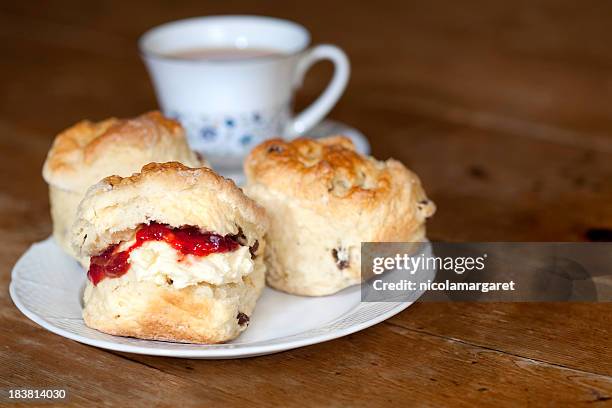 scones und marmelade und sahne - blätterteigbrötchen stock-fotos und bilder