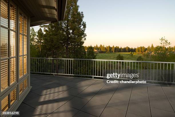 terrasse mit aussicht - geländer stock-fotos und bilder