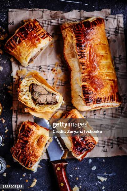 chicken liver puff pastry hands pie - blätterteig stock-fotos und bilder