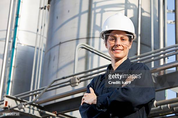 weiblichen arbeiter in eine industrielle anlage - protective eyewear stock-fotos und bilder