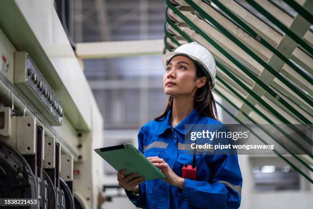maintenance engineer inspects machinery in a cardboard parts factory. - technicien-de-maintenance photos et images de collection