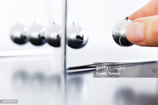 newton's cradle - newtons cradle stock pictures, royalty-free photos & images