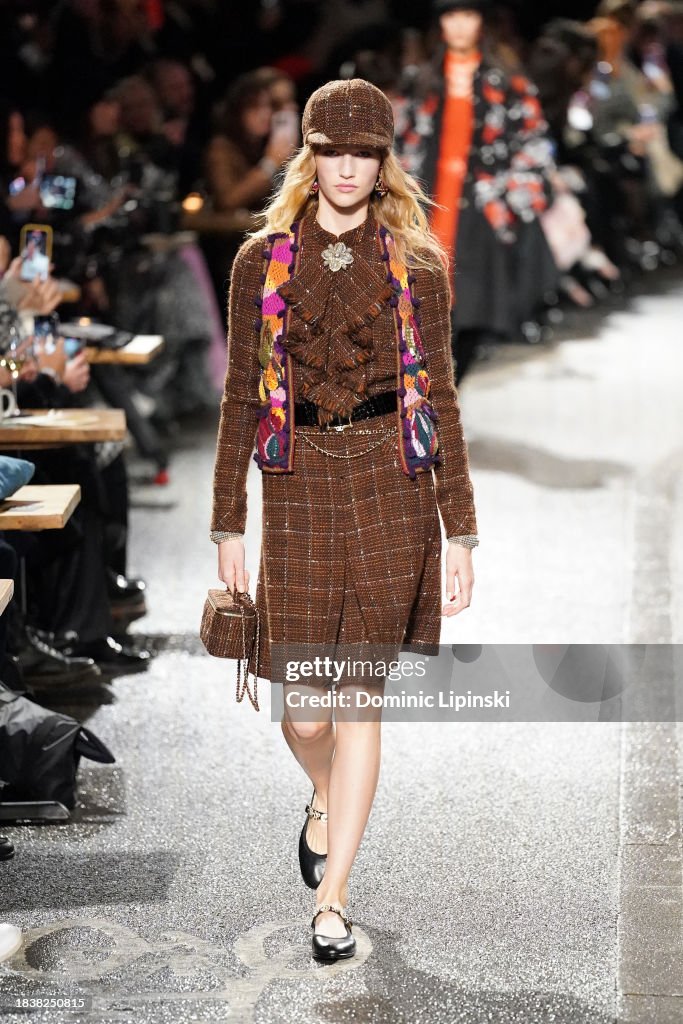 CHANEL Metiers D'Art Show - Runway