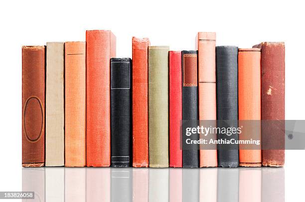 alte leder bezogener bücher isoliert auf weißem hintergrund - bücherreihe stock-fotos und bilder