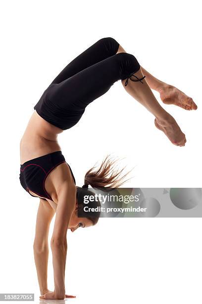 gymnaste girl isolé sur blanc - acrobate photos et images de collection
