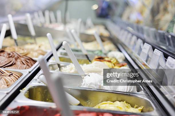 anzeige kühlschrank voller italienischer eiscreme - gelato stock-fotos und bilder