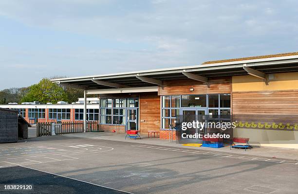 primary school building in kent, united kingdom - schoolplein stockfoto's en -beelden