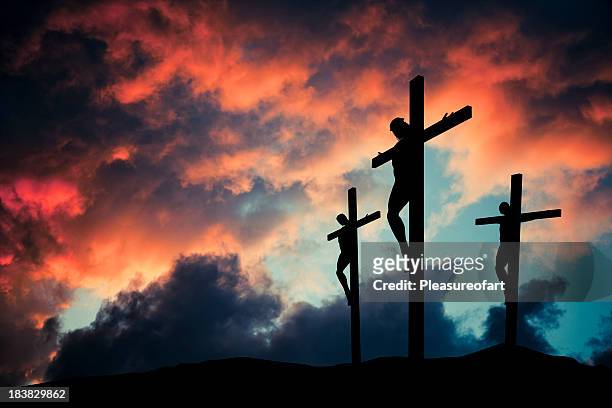 christian jesus christ son of god crusified on wooden cross - stations of the cross stockfoto's en -beelden
