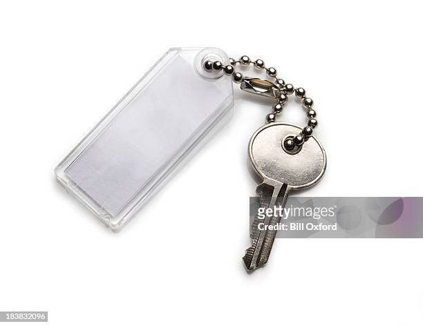 key with tag - chain object stockfoto's en -beelden