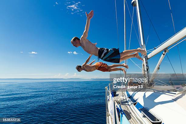 tête premier saut en tandem - jumping of boat photos et images de collection