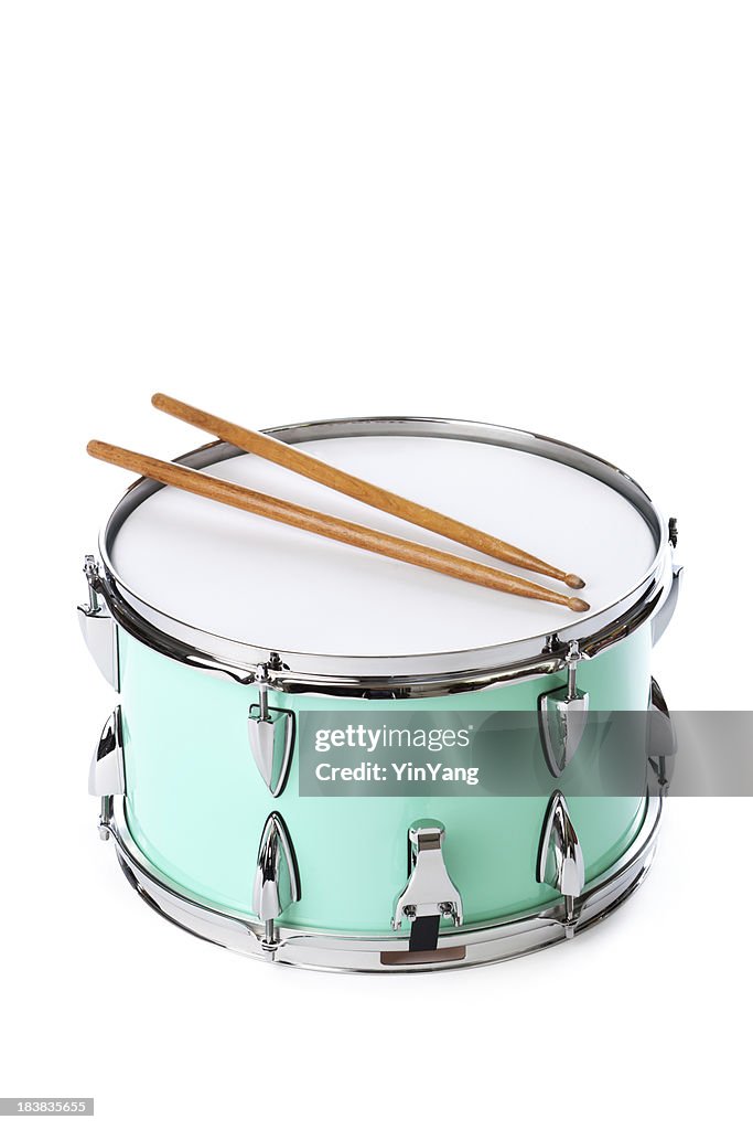 Grüne Kleine Trommel in Instrument Drumsticks, isoliert auf weißem Hintergrund