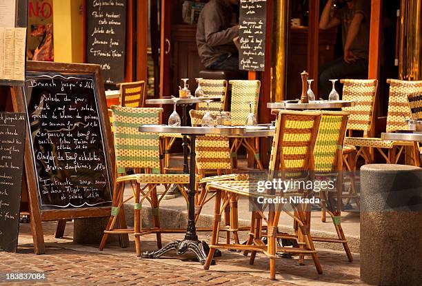 restaurant in paris - french cafe stock-fotos und bilder