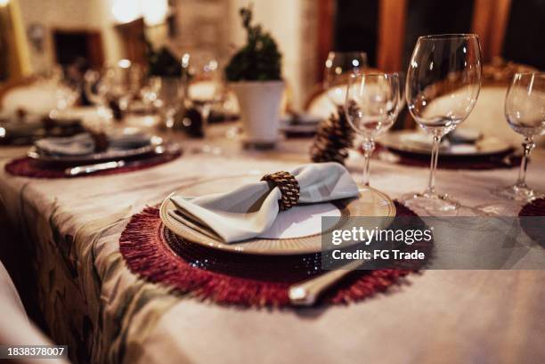 gros plan d’une table de dîner de noël - mettre la table photos et images de collection