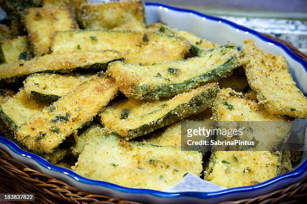 fried zucchini - gebakken in de pan stockfoto's en -beelden