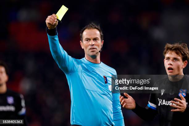 Referee Bas Nijhuis during the Dutch Eredivisie match between PSV Eindhoven and sc Heerenveen at Philips Stadion on December 7, 2023 in Eindhoven,...