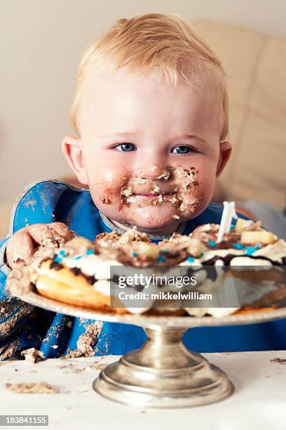 sorridente menino com um bolo grande come - cake face imagens e fotografias de stock