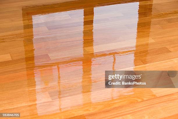 wet poliuretano sul nuovo pavimento di legno con riflessione di finestra - hardwood floor refinishing foto e immagini stock