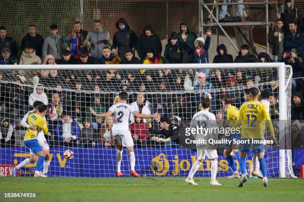 Louis Daniel Booker of Orihuela CF score a goal during the Copa del Rey second round match between Orihuela CF and Girona FC at Estadio Municipal Los...