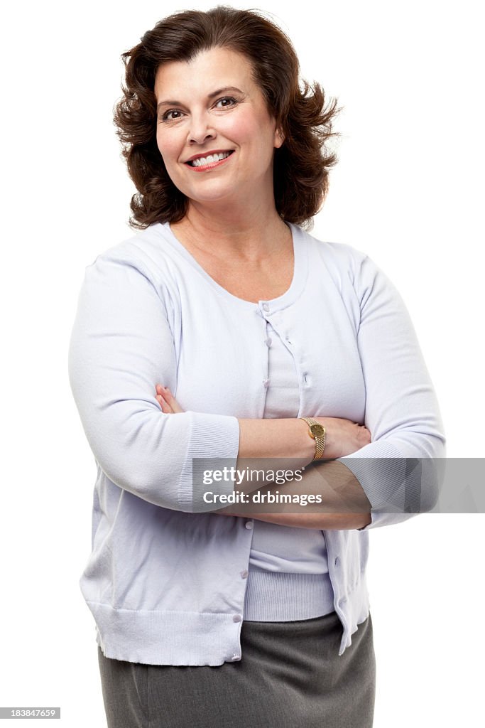 Feliz mulher sorridente posando com os braços cruzados