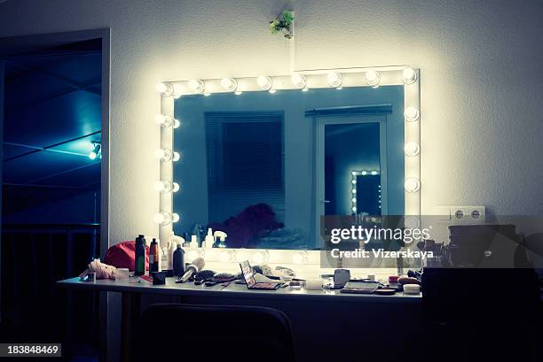 maquillaje de habitación - camerino fotografías e imágenes de stock