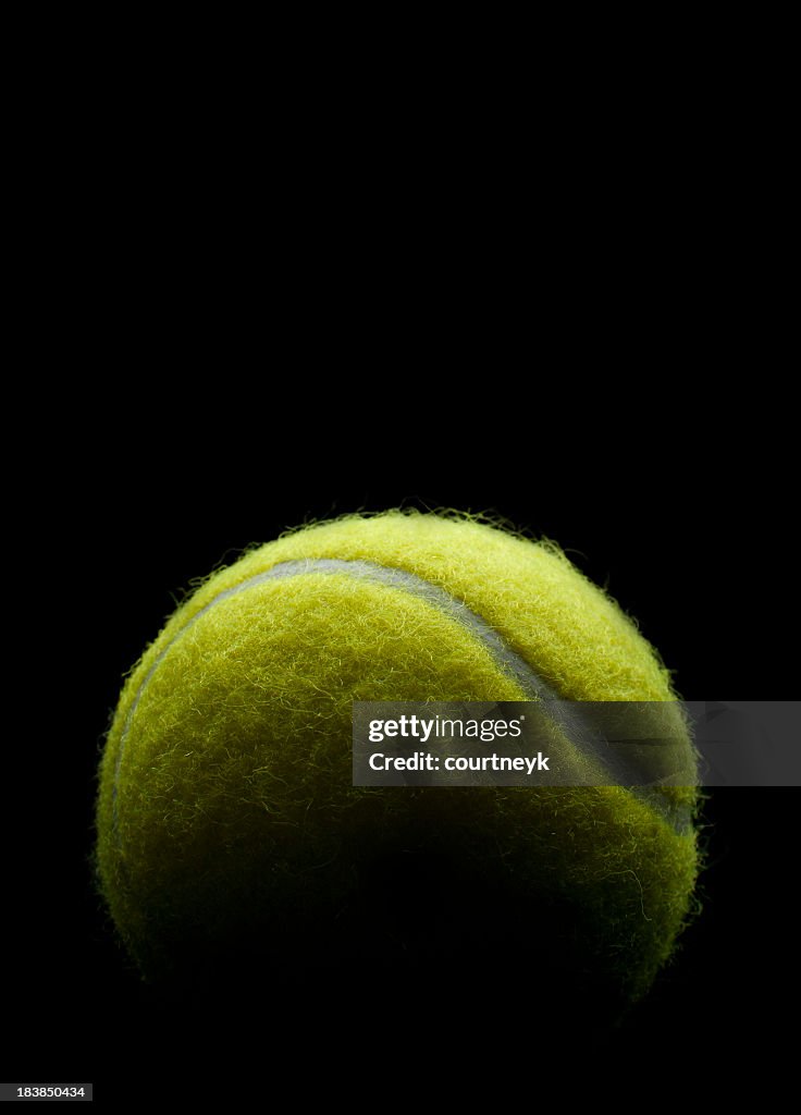 Bola de tenis sobre un fondo negro.